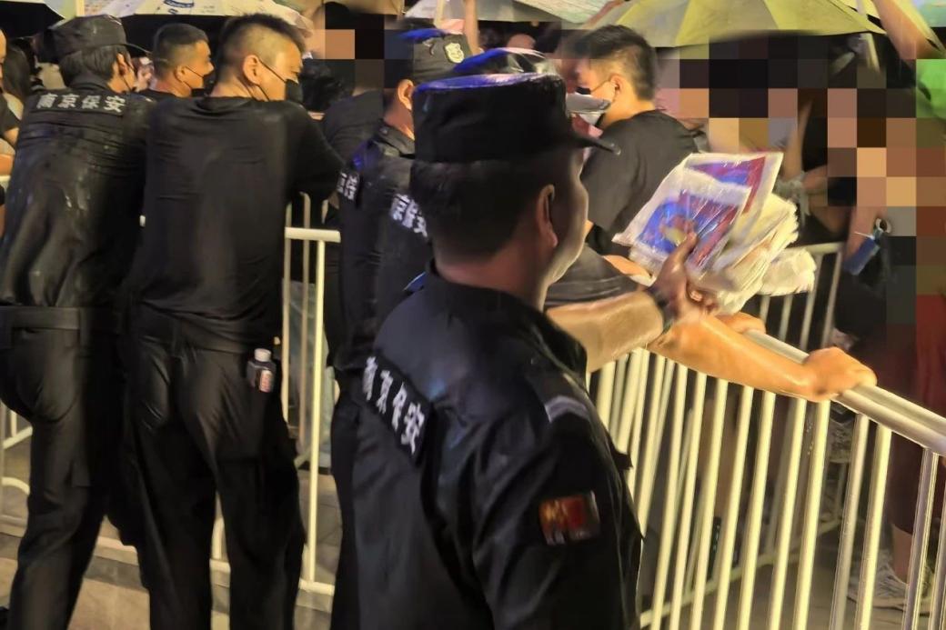 C:/Users/Administrator/Desktop/臺(tái)風(fēng)“貝碧嘉”來襲，南京保安積極應(yīng)對(duì)，“守”護(hù)萬家團(tuán)圓！/11.jpg11