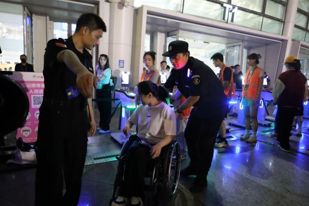 C:/Users/Administrator/Desktop/“安保鐵軍、硬核保障”2024系列報(bào)道四十二——南京市保安服務(wù)有限公司成功護(hù)航張碧晨「今兒個(gè)開(kāi)心」十周年巡回演唱會(huì)南京站安保任務(wù)/5.jpg5