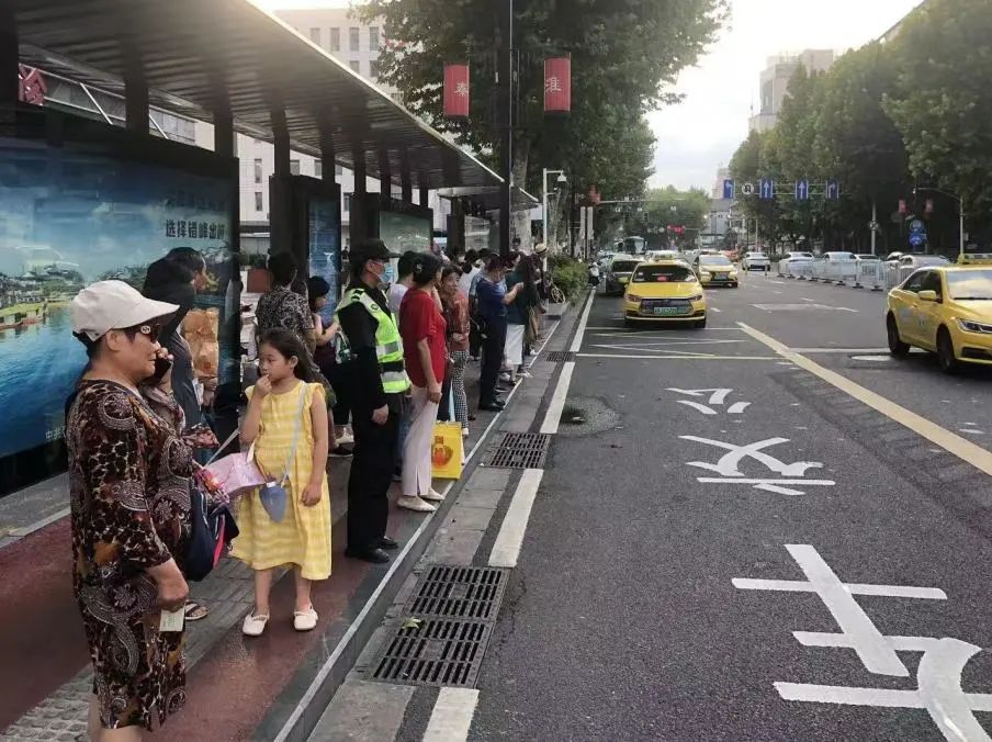 C:/Users/Administrator/Desktop/臺(tái)風(fēng)“貝碧嘉”來襲，南京保安積極應(yīng)對(duì)，“守”護(hù)萬家團(tuán)圓！/2.jpg2