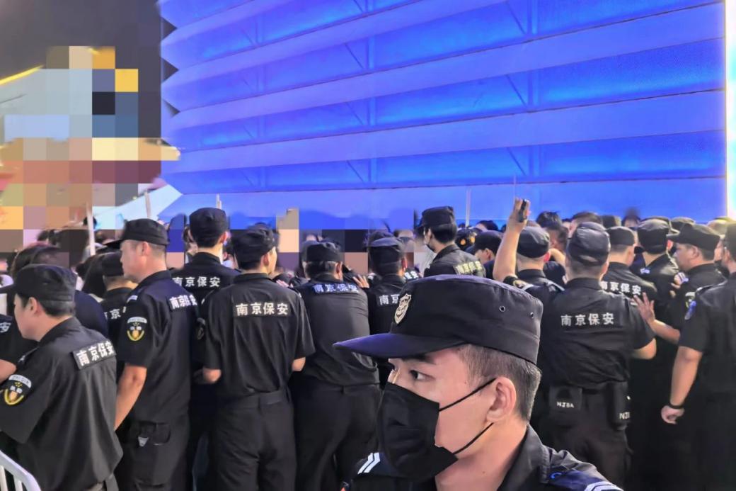 C:/Users/Administrator/Desktop/臺(tái)風(fēng)“貝碧嘉”來襲，南京保安積極應(yīng)對(duì)，“守”護(hù)萬家團(tuán)圓！/12.jpg12