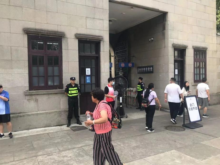 C:/Users/Administrator/Desktop/臺(tái)風(fēng)“貝碧嘉”來襲，南京保安積極應(yīng)對(duì)，“守”護(hù)萬家團(tuán)圓！/8.jpg8