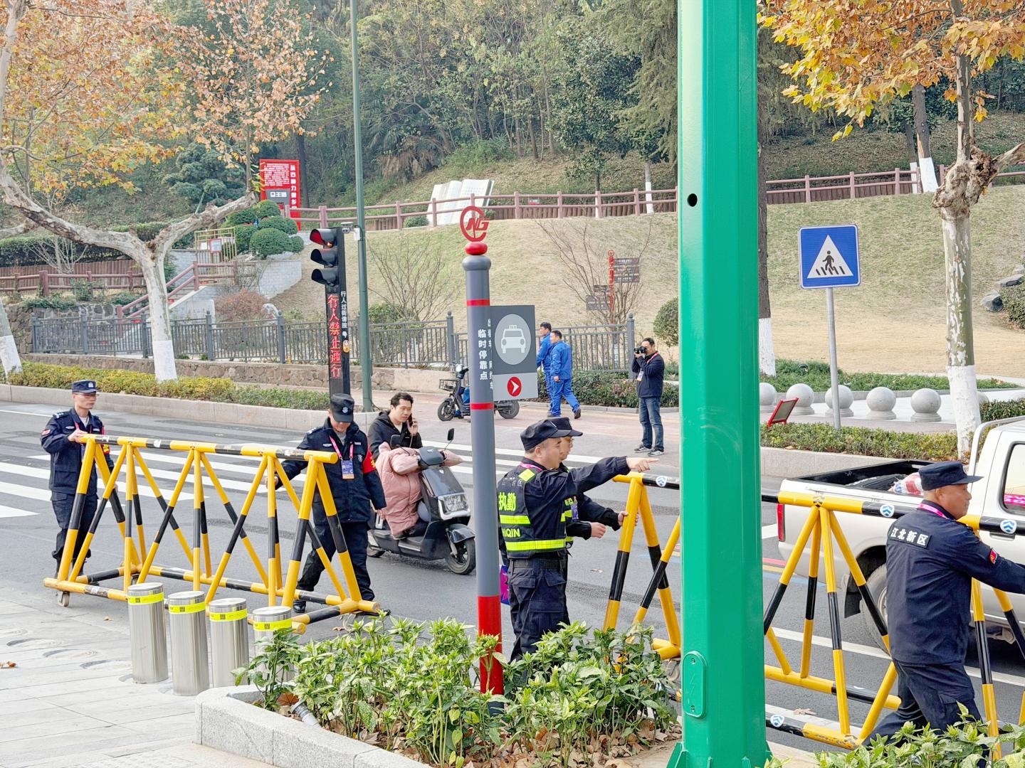 E:/25.12.10后 上傳網(wǎng)站留存/“保安衛(wèi)士”護(hù)航，熱血燃賽場！——南京市保安服務(wù)有限公司大廠分公司保障WCBA女籃聯(lián)賽激情開燃/照片/微信圖片_20251210163658_265_1.jpg微信圖片_20251210163658_265_1