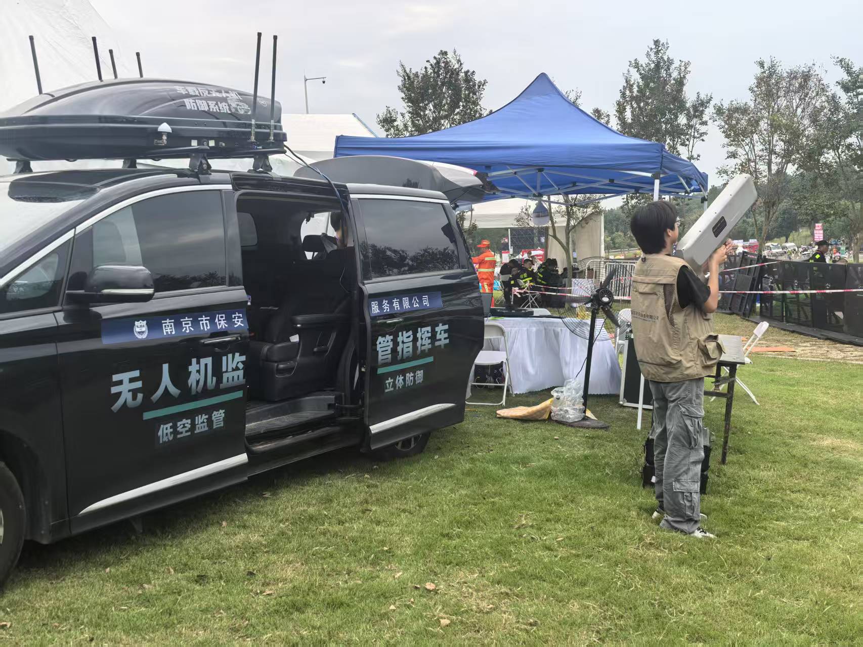 E:/25.12.10后 上傳網(wǎng)站留存/【回首2025】南京保安“五新”答卷迎接“十五五”/回首2025照片/06 無(wú)人機(jī)反制車(chē).jpg06 無(wú)人機(jī)反制車(chē)
